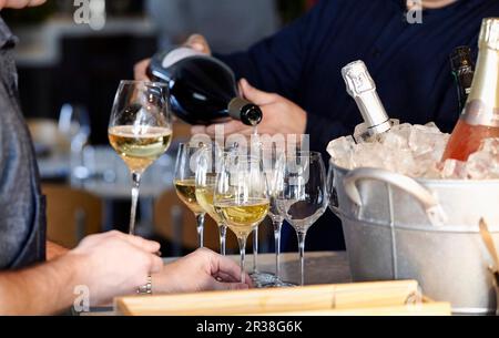 Kellner gießt Wein in ein Restaurant Stockfoto