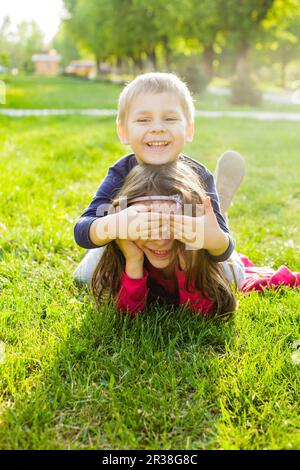 Bruder und Schwester, die Spaß Stockfoto