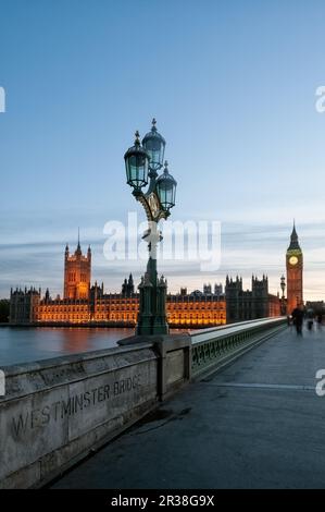 LONDON, Vereinigtes Königreich - 03. MAI 2009: Westminster Bridge and Houses of Parliament at Dusk mit Schild Stockfoto