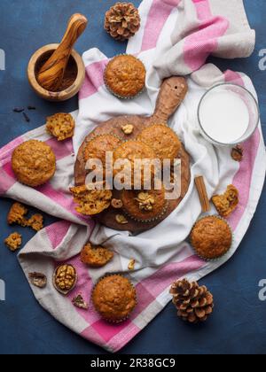 Mit Karotten gewürzte Muffins mit Zimt, Ingwer, Nelken und Walnüssen Stockfoto