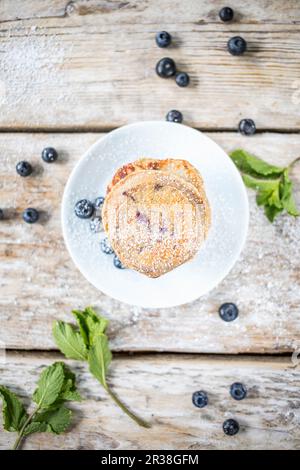 Heidelbeer-Pfannkuchen mit Puderzucker Stockfoto