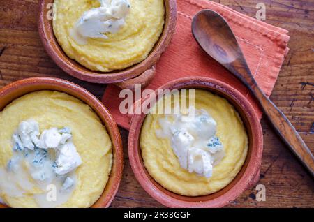 Polenta mit Gorgonzola Stockfoto