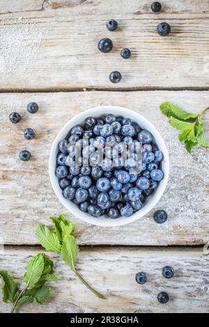 Heidelbeeren in eine weiße Tasse Stockfoto