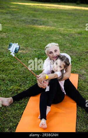 Mädchen sind Ausbildung und Tun selfie Stockfoto