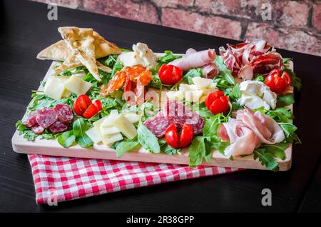 Fleisch- und Käseplatte nach italienischer Art Stockfoto