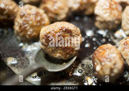 Fleischbällchen werden in einer Pfanne gebraten Stockfoto