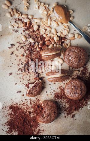 Schokoladen-Brownie Cookies mit Erdnussbutter-Füllung Stockfoto