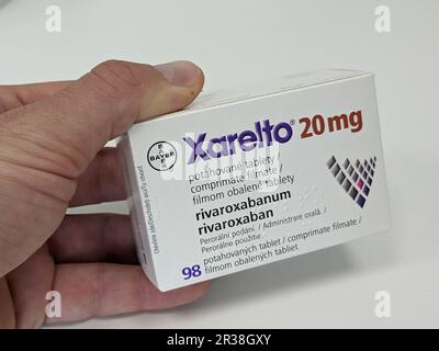 Prag, Tschechische Republik-5. Mai 2024: XARELTO Box von BAYER mit RIVAROXABAN Wirkstoff zur Vorbeugung und Behandlung von Blutgerinnseln Stockfoto