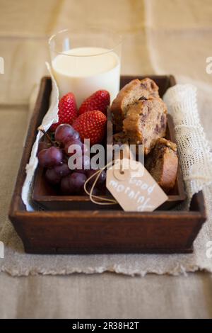 Frühstück mit Bananenbrot, Obst und Milch Stockfoto