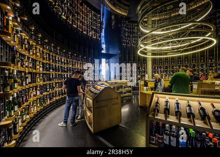 FRANKREICH. GIRONDE (33). BORDEAUX. LA CITE DU VIN IST EIN KULTUR- UND TOURISTENZENTRUM, DAS SICH DEM WEIN WIDMET. IM BRASSERIE-SNACKKELLER GIBT ES EIN SALES AND T Stockfoto