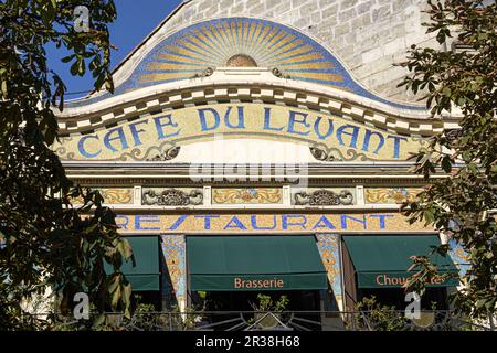 FRANKREICH. GIRONDE (33). BORDEAUX. DAS "CAFÉ DU LEVANT", EINE HISTORISCHE BRASSERIE VON BORDEAUX (1896), GEGENÜBER DEM BAHNHOF SAINT-JEAN. MOSAIKFASSADE Stockfoto