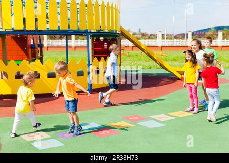 Spiel Gruppe Kinder hopse auf der Schule Stockfoto