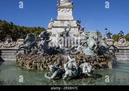 FRANKREICH. GIRONDE (33). BORDEAUX. DAS DENKMAL DER GIRONDINS (KLASSIFIZIERTES HISTORISCHES DENKMAL) PLACE DES QUINCONCES BESTEHT AUS EINER SÄULE, BRUNNEN Stockfoto