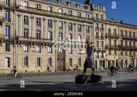 FRANKREICH. GIRONDE (33). BORDEAUX. PEY-BERLAND-PLATZ, BRONZESTATUE FÜR JACQUES CHABAN-DELMAS (WERK DES BILDHAUERS JEAN CARDOT) Stockfoto