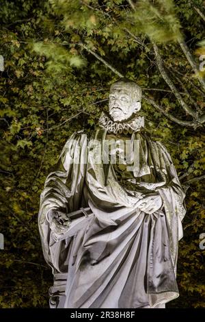 FRANKREICH. GIRONDE (33). BORDEAUX. DIE STATUE VON MONTAIGNE, QUINCONCES SQUARE Stockfoto