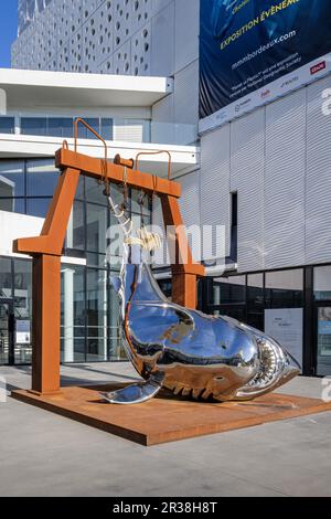 FRANKREICH. GIRONDE (33). BORDEAUX. DAS MER MARINE MUSEUM IM NEUEN BASSINS, EINEM FLOT-VIERTEL, BACALAN. AM EINGANG ZUM MUSEUM, DAS POLIERTE METALL Stockfoto