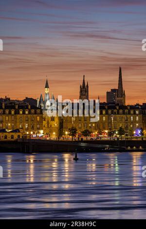 FRANKREICH. GIRONDE (33). BORDEAUX. DIE KLASSISCHE ARCHITEKTUR (18TH. JAHRHUNDERT) DER GEBÄUDE AM LINKEN UFER DES KAIS AM UFER DER GARONNE. DIE CAI Stockfoto