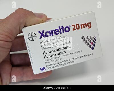 Prag, Tschechische Republik-5. Mai 2024: XARELTO Box von BAYER mit RIVAROXABAN Wirkstoff zur Vorbeugung und Behandlung von Blutgerinnseln Stockfoto