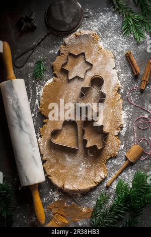 Lebkuchenkekse in der Herstellung Stockfoto