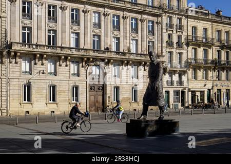 FRANKREICH. GIRONDE (33). BORDEAUX. PEY-BERLAND-PLATZ, BRONZESTATUE FÜR JACQUES CHABAN-DELMAS (WERK DES BILDHAUERS JEAN CARDOT) Stockfoto
