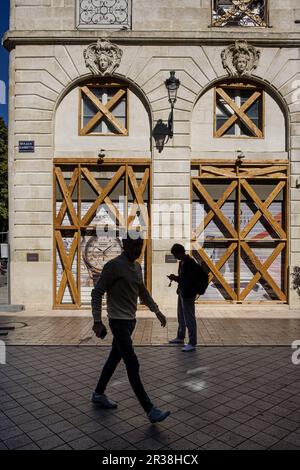 FRANKREICH. GIRONDE (33). BORDEAUX. INSTANDHALTUNGSARBEITEN AN EINEM GEBÄUDE MIT KLASSISCHER ARCHITEKTUR IM STADTZENTRUM, AM GAMBETTA-PLATZ Stockfoto