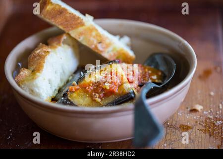 Eine Aubergine backen mit Brot in einer Schüssel Stockfoto