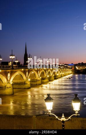 FRANKREICH. GIRONDE (33). BORDEAUX. DIE STEINBRÜCKE (487M), EINE BACKSTEINBRÜCKE, DIE ZWISCHEN 1810 UND 1822 ERBAUT WURDE. ER ÜBERQUERT DIE GARONNE UND LINK Stockfoto