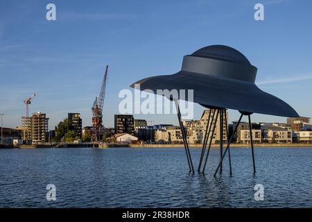 FRANKREICH. GIRONDE (33). BORDEAUX. „DAS RAUMSCHIFF“, EINE SKULPTUR IN FORM EINER FLIEGENDEN UNTERTASSE, IST DAS WERK DER KÜNSTLERIN SUZANNE TREISTER. ES WURDE MIR INSTALLIERT Stockfoto