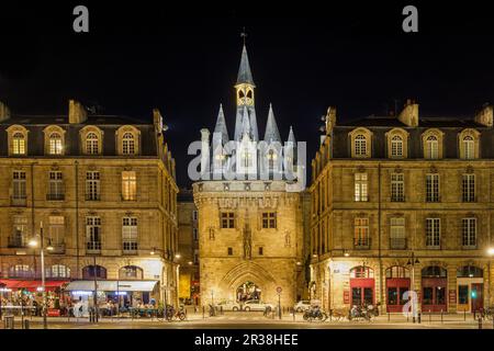 FRANKREICH. GIRONDE (33). BORDEAUX. DAS CAILHAU-TOR, MARKIERT. DIE KLASSISCHE ARCHITEKTUR (18TH. JAHRHUNDERT) DER GEBÄUDE AM LINKEN UFER DER QUAYS AUF DER TH Stockfoto