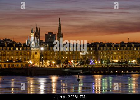 FRANKREICH. GIRONDE (33). BORDEAUX. DIE KLASSISCHE ARCHITEKTUR (18TH. JAHRHUNDERT) DER GEBÄUDE AM LINKEN UFER DES KAIS AM UFER DER GARONNE. DIE CAI Stockfoto