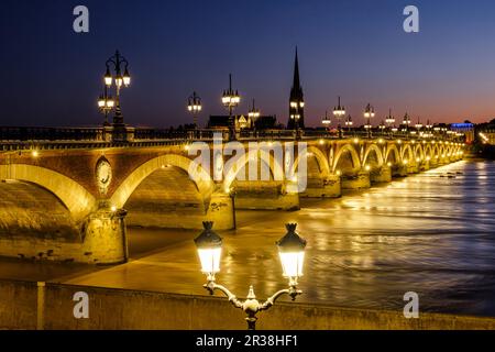 FRANKREICH. GIRONDE (33). BORDEAUX. DIE STEINBRÜCKE (487M), EINE BACKSTEINBRÜCKE, DIE ZWISCHEN 1810 UND 1822 ERBAUT WURDE. ER ÜBERQUERT DIE GARONNE UND LINK Stockfoto