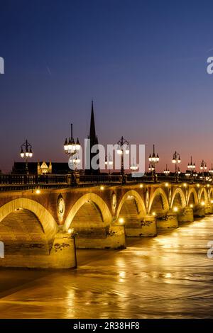 FRANKREICH. GIRONDE (33). BORDEAUX. DIE STEINBRÜCKE (487M), EINE BACKSTEINBRÜCKE, DIE ZWISCHEN 1810 UND 1822 ERBAUT WURDE. ER ÜBERQUERT DIE GARONNE UND LINK Stockfoto