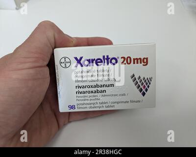 Prag, Tschechische Republik-5. Mai 2024: XARELTO Box von BAYER mit RIVAROXABAN Wirkstoff zur Vorbeugung und Behandlung von Blutgerinnseln Stockfoto