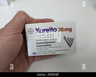 Prag, Tschechische Republik-5. Mai 2024: XARELTO Box von BAYER mit RIVAROXABAN Wirkstoff zur Vorbeugung und Behandlung von Blutgerinnseln Stockfoto