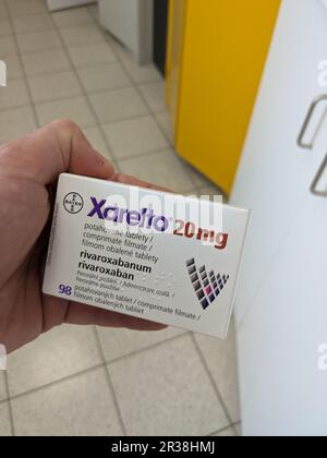 Prag, Tschechische Republik-5. Mai 2024: XARELTO Box von BAYER mit RIVAROXABAN Wirkstoff zur Vorbeugung und Behandlung von Blutgerinnseln Stockfoto