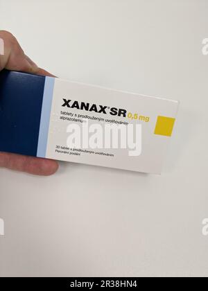 Prag, Tschechische Republik-3. MAI 2024: XANAX Box mit Medikament mit ALPRAZOLAM Wirkstoff von PFIZER, verwendet zur Behandlung von Angstzuständen und Panikstörungen Stockfoto