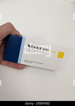 Prag, Tschechische Republik-3. MAI 2024: XANAX Box mit Medikament mit ALPRAZOLAM Wirkstoff von PFIZER, verwendet zur Behandlung von Angstzuständen und Panikstörungen Stockfoto