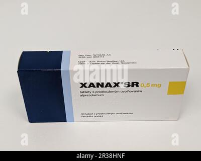 Prag, Tschechische Republik-3. MAI 2024: XANAX Box mit Medikament mit ALPRAZOLAM Wirkstoff von PFIZER, verwendet zur Behandlung von Angstzuständen und Panikstörungen Stockfoto