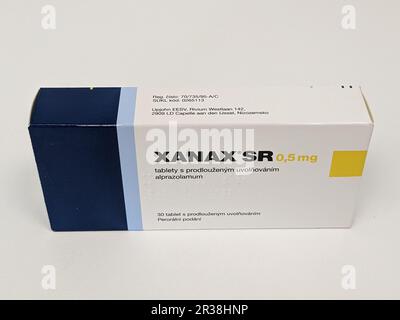 Prag, Tschechische Republik-3. MAI 2024: XANAX Box mit Medikament mit ALPRAZOLAM Wirkstoff von PFIZER, verwendet zur Behandlung von Angstzuständen und Panikstörungen Stockfoto