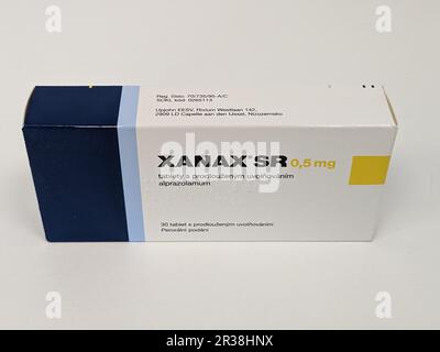 Prag, Tschechische Republik-3. MAI 2024: XANAX Box mit Medikament mit ALPRAZOLAM Wirkstoff von PFIZER, verwendet zur Behandlung von Angstzuständen und Panikstörungen Stockfoto