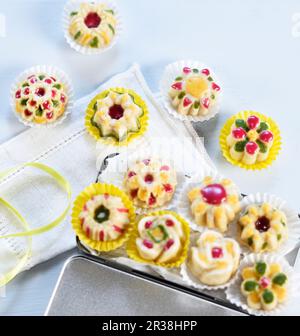 Mini-Kuchen mit bunten Glasur in Papierkartons (vegan) Stockfoto