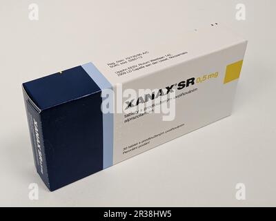 Prag, Tschechische Republik-3. MAI 2024: XANAX Box mit Medikament mit ALPRAZOLAM Wirkstoff von PFIZER, verwendet zur Behandlung von Angstzuständen und Panikstörungen Stockfoto