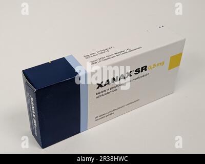 Prag, Tschechische Republik-3. MAI 2024: XANAX Box mit Medikament mit ALPRAZOLAM Wirkstoff von PFIZER, verwendet zur Behandlung von Angstzuständen und Panikstörungen Stockfoto
