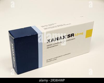 Prag, Tschechische Republik-3. MAI 2024: XANAX Box mit Medikament mit ALPRAZOLAM Wirkstoff von PFIZER, verwendet zur Behandlung von Angstzuständen und Panikstörungen Stockfoto