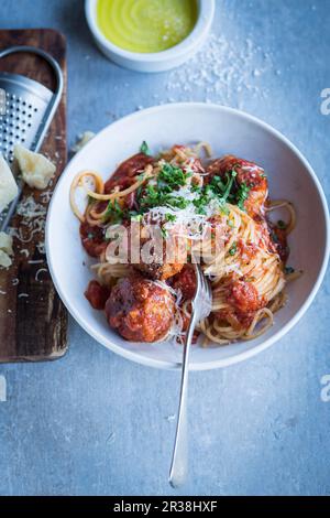 Spaghetti mit Fleischbällchen auf einem Teller Stockfoto