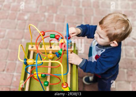 Kleines Kind Junge spielt mit einem Spielzeug Stockfoto