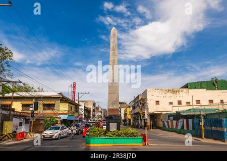 2. Mai 2023: Colon Obelisk, ein hohes Denkmal, das den Beginn der Colon Street markiert, der ältesten und kürzesten Nationalstraße der Philippinen Stockfoto
