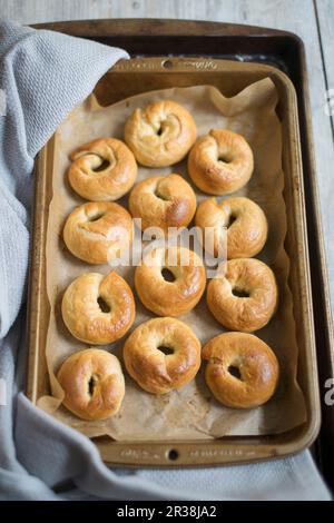 Mini-Bagels auf einem Backblech Stockfoto