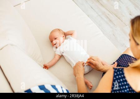 Ändern und Dressing up baby Stockfoto