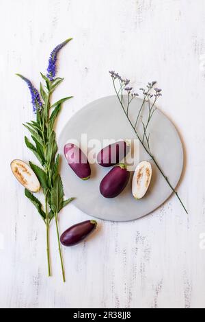 Mini-Auberginen mit Blumen Stockfoto